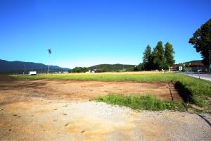 PARKIRIŠČE PRED OŠ CERKNICA ZAČETEK GRADNJE 02 FOTO LJUBO VUKELIČ